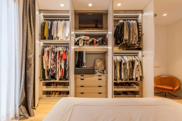 Diseño de interior de armario a medida en Pamplona
