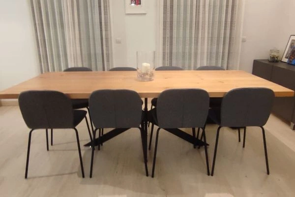 Diseño de mesa a medida para salón en Pamplona