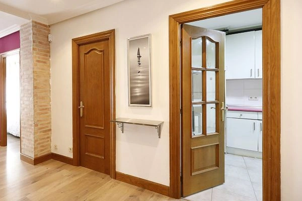 Instalación y cambio de puertas de madera en una vivienda de Pamplona