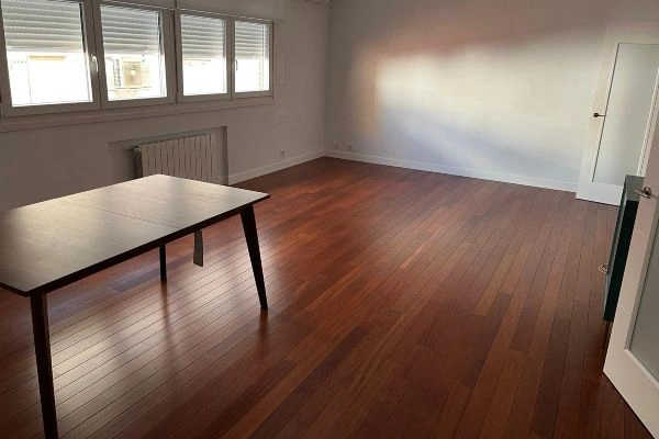 Instalación de suelo de parquet en una vivienda de Pamplona