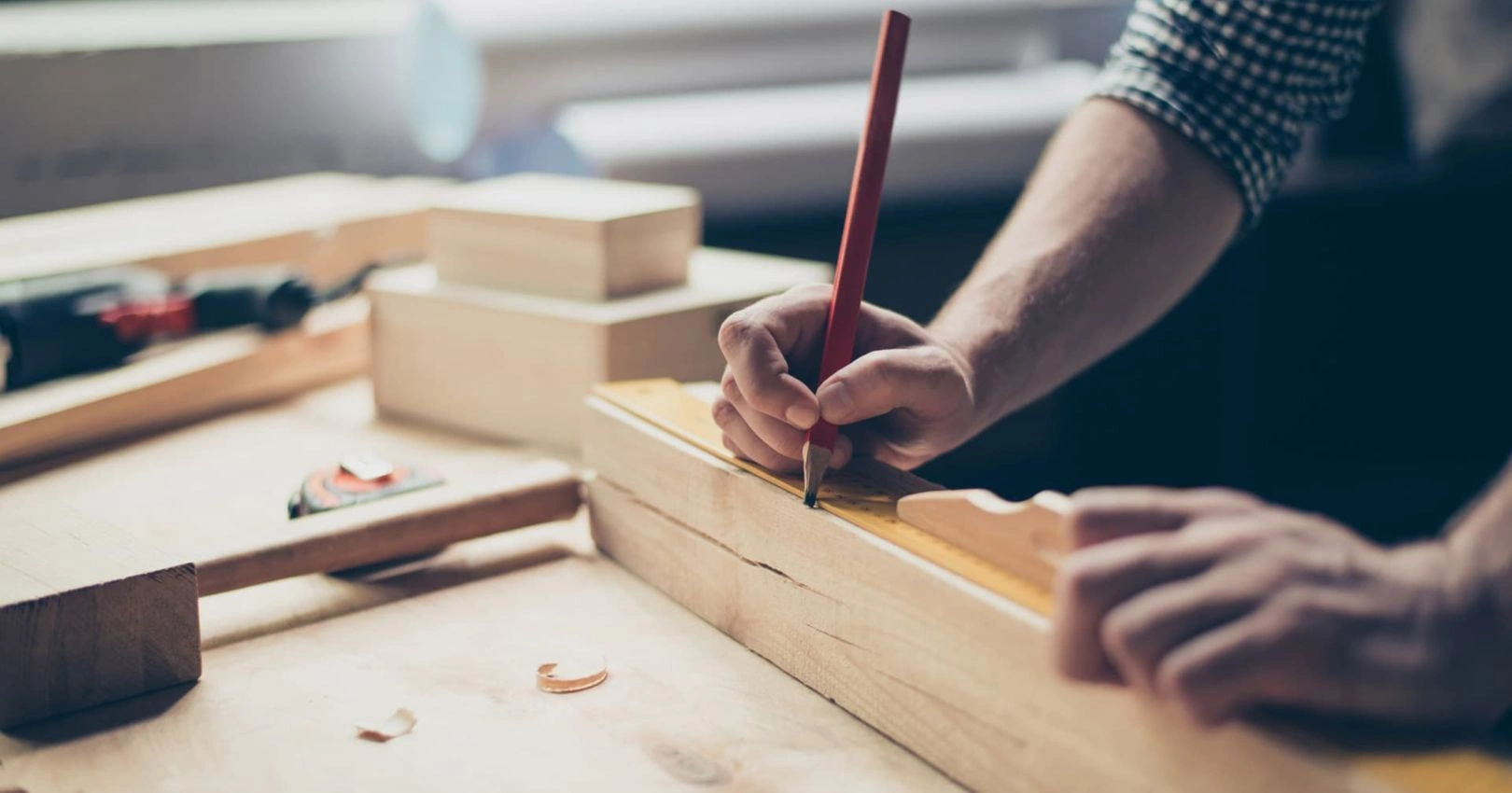 Marcado de madera en el taller de Carpintero Pamplona antes de fabricar una pieza a medida