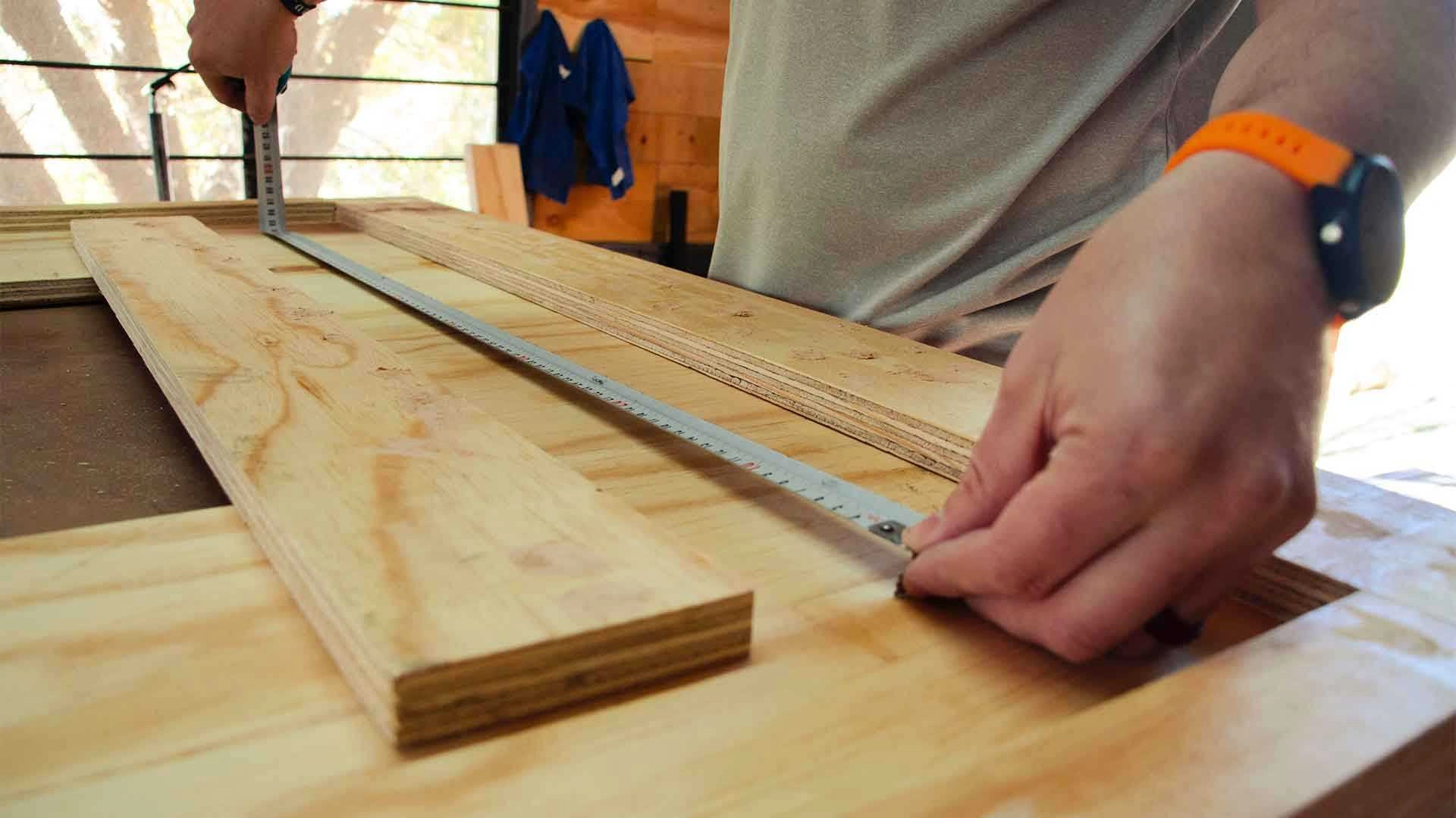 Taller de Carpintero Pamplona tomando medidas para un trabajo de carpintería a medida